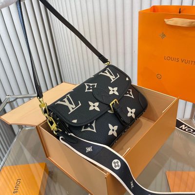 L12574 dia Shoulder bag