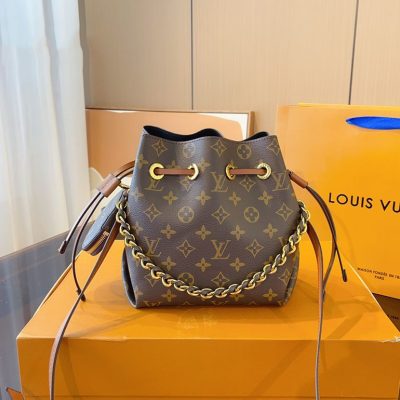 L4524 Bucket Bag