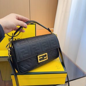 F 02351 Shoulder bag