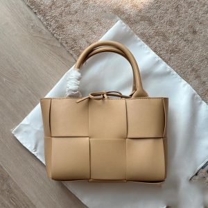B552312 handbag
